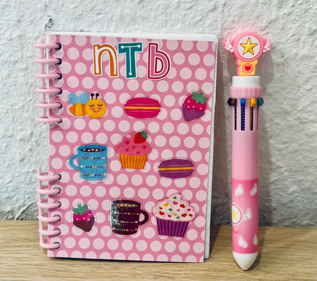 Notizheft + Buntstift